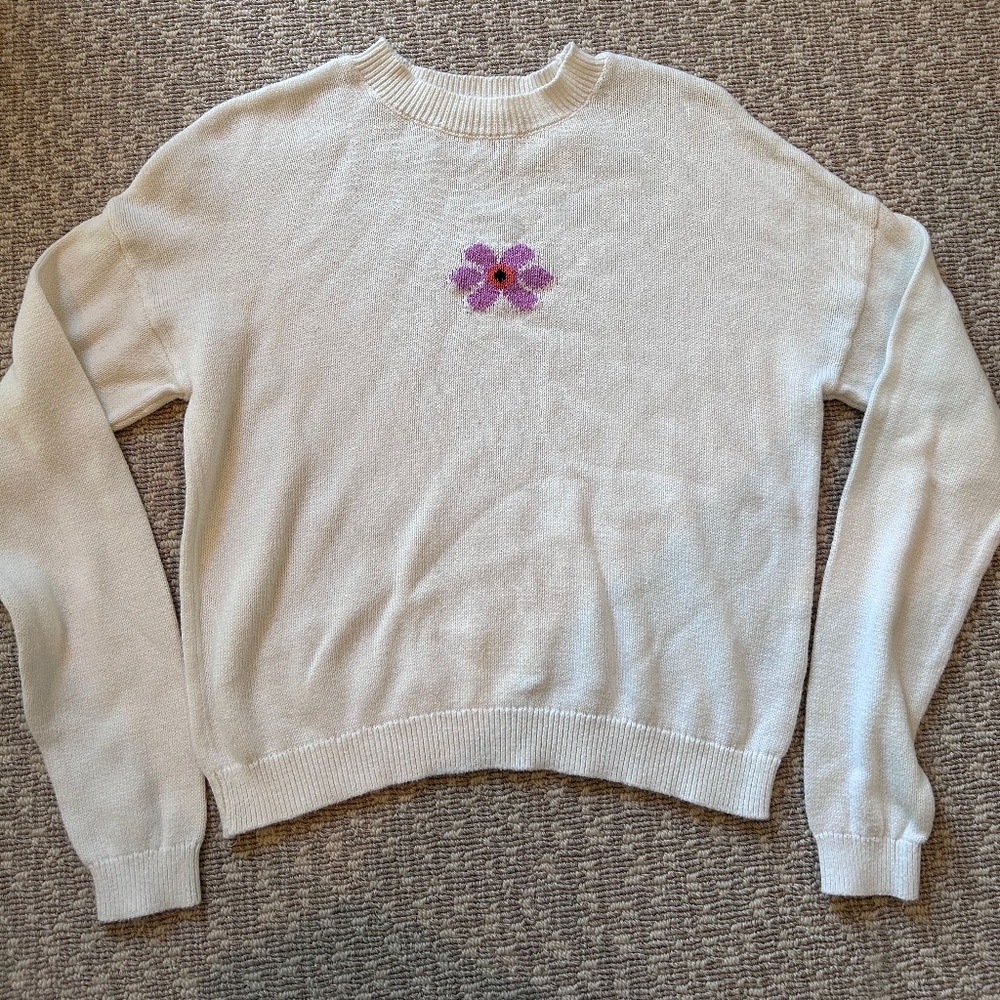 100% cotton sweater. White with lavender flower. Size XS. Excellent condition.